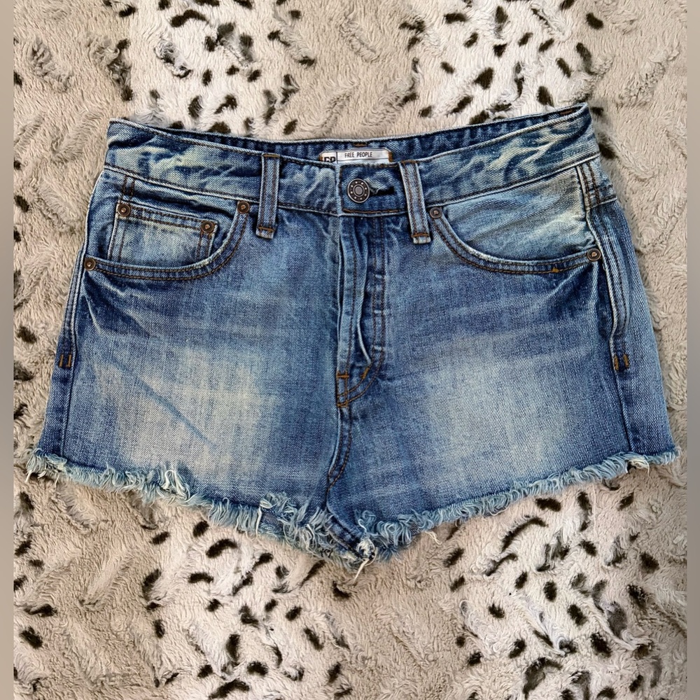Free People Women’s Cut-Off Distressed Button Fly Mid Rise Denim Shorts Size 25